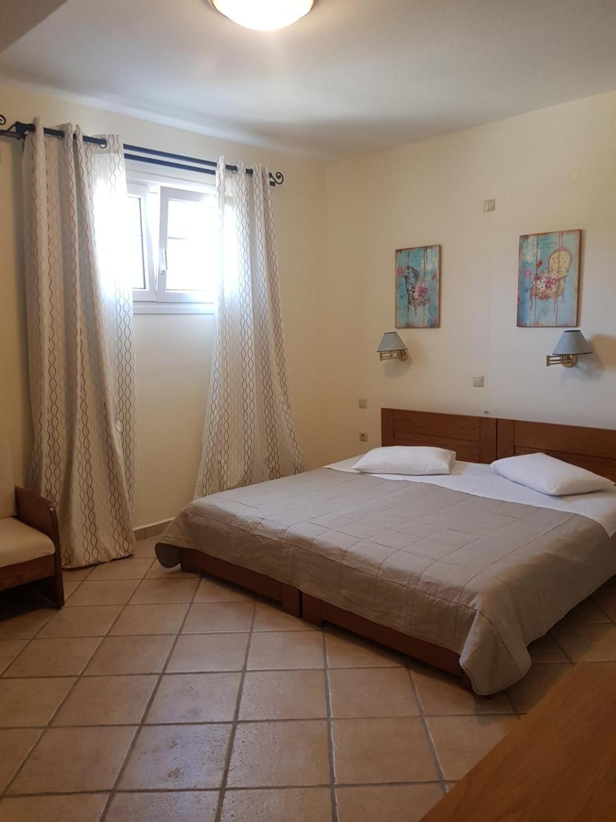 Ostria 3* Adamantas (Milos)