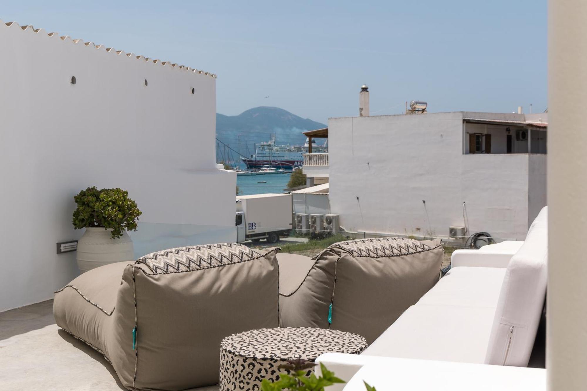 Ostria Adamantas (Milos)