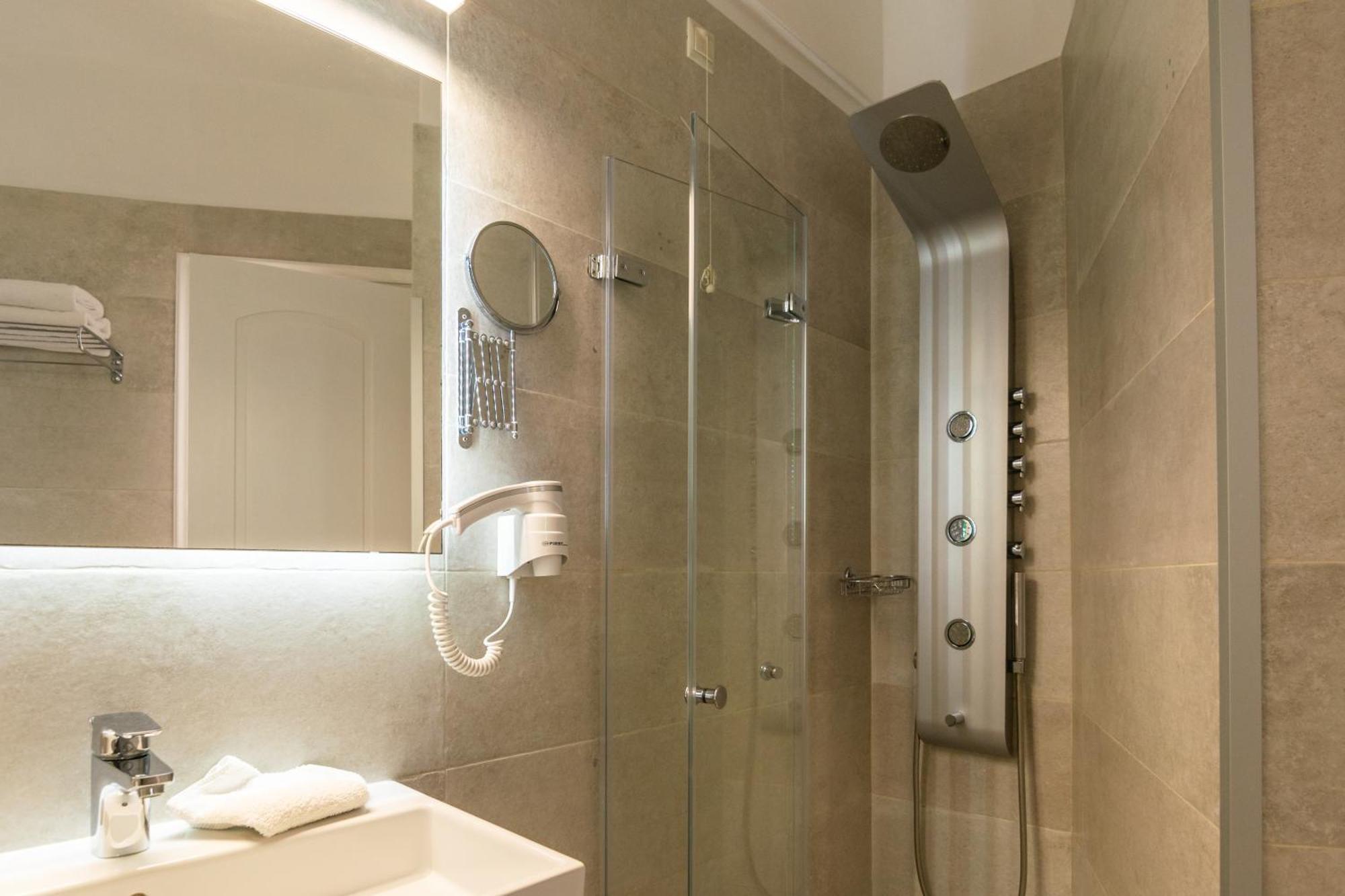 Ostria Hotel Adamantas (Milos)