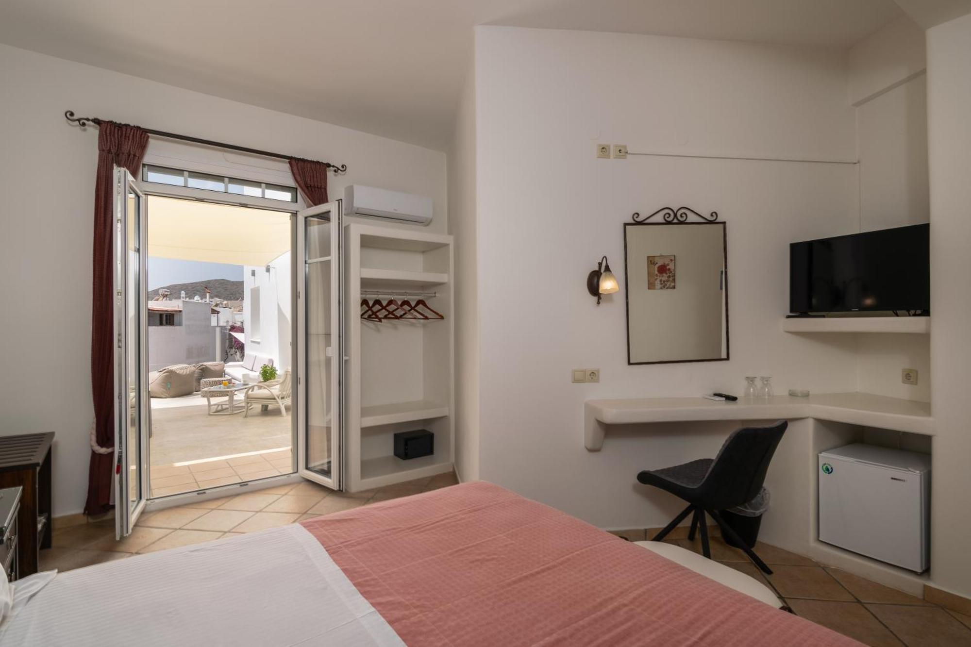 Ostria Hotel Adamantas (Milos)