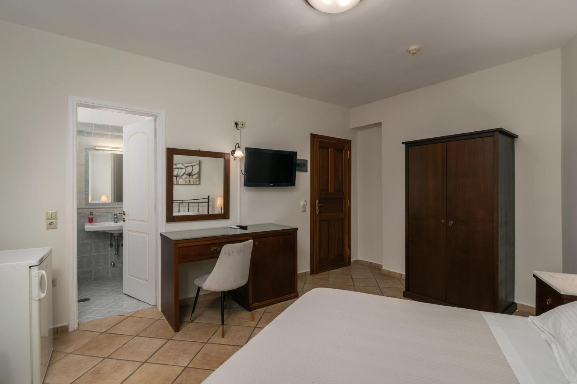 Ostria 3* Adamantas (Milos)