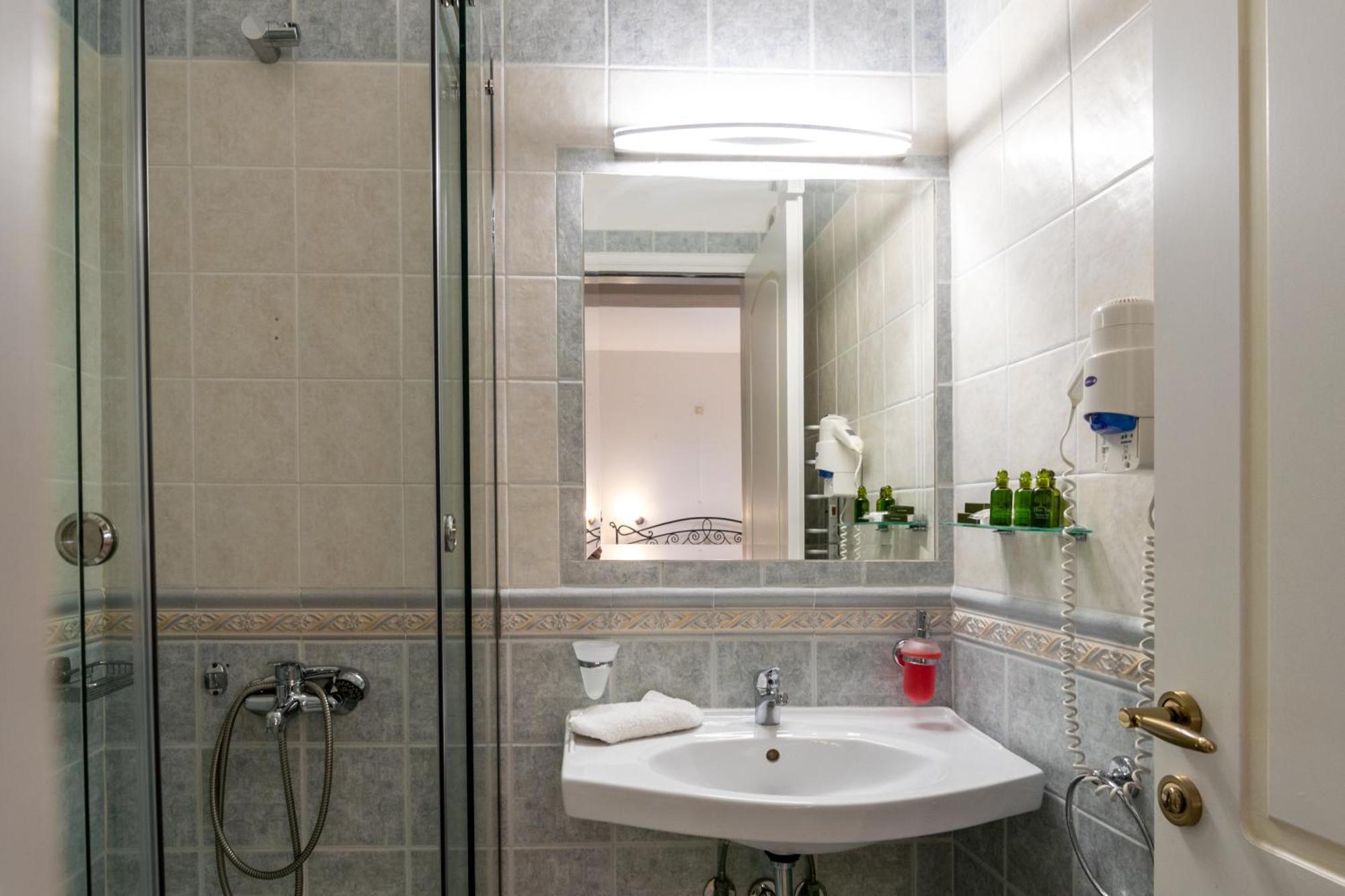 Ostria Hotel